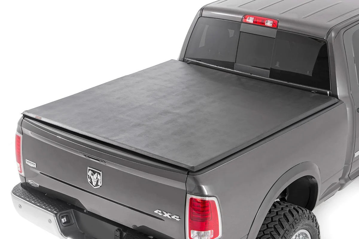 ROUGH COUNTRY SOFT TRI-FOLD BED COVER short bed 5’-7”
RAM 1500 (09-18) RAM 2500/3500 (09-24)