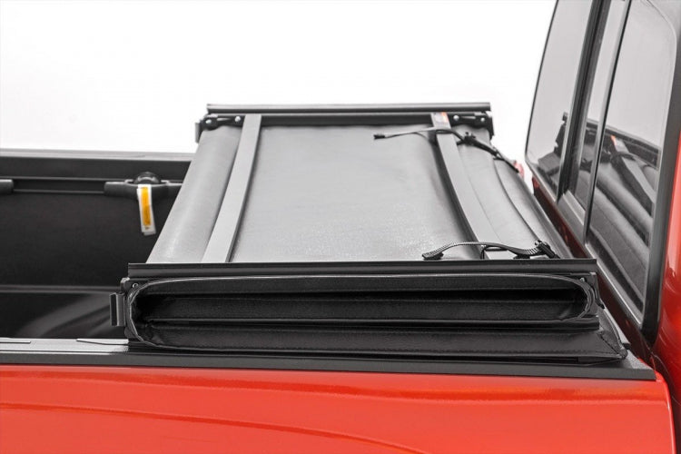 ROUGH COUNTRY SOFT TRI-FOLD BED COVER short bed 5’-7”
RAM 1500 (09-18) RAM 2500/3500 (09-24)