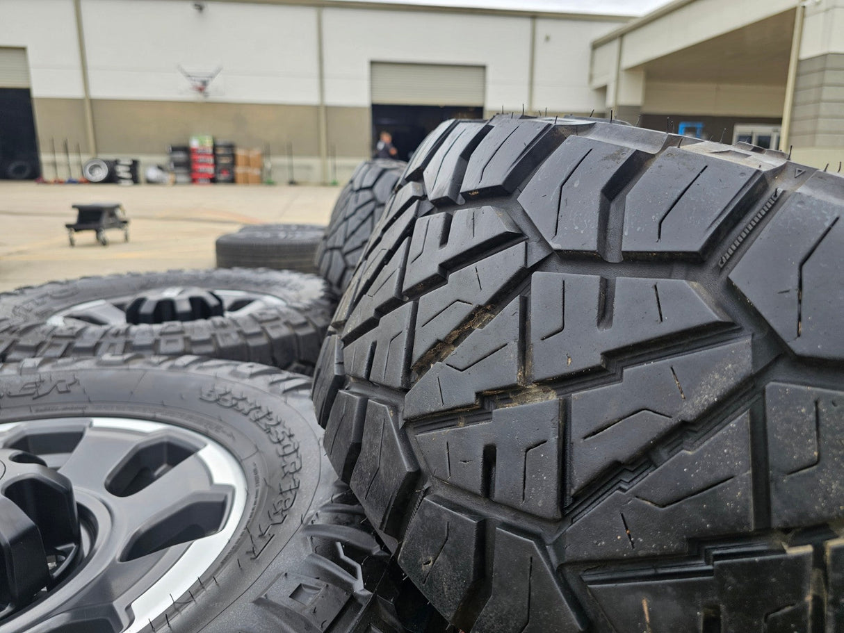 18" Ford F-250 F-350 OEM TREMOR rims wheels 10482 tires NITRO 35" Texas Truck Tire