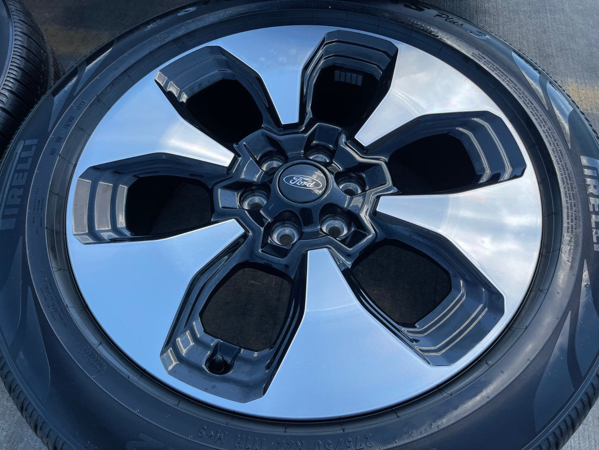 22" Ford F-150 Expedition LIMITED OEM rims wheels 10472 tires PIRELLI Texas Truck Tire