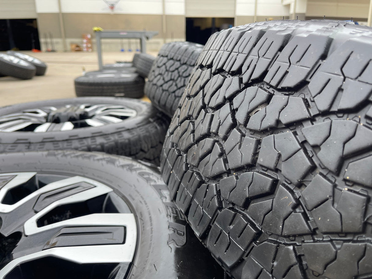 20" GMC Sierra DENALI ULTIMATE 2500 3500 OEM wheels rims 5958 14138 tires Texas Truck Tire