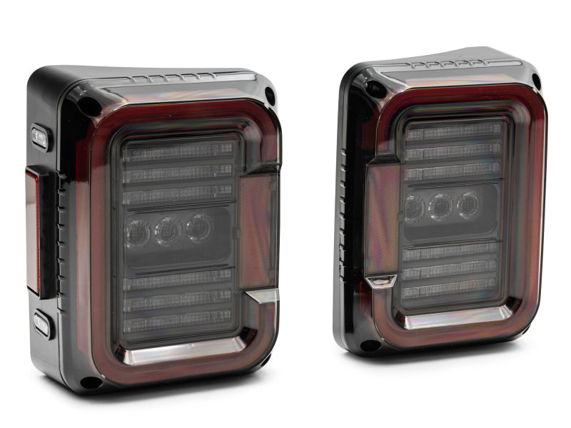 Feux arrière à LED Raxiom 07-18 Jeep Wrangler JK Axial Series - Boîtier noir (lentille fumée foncée)