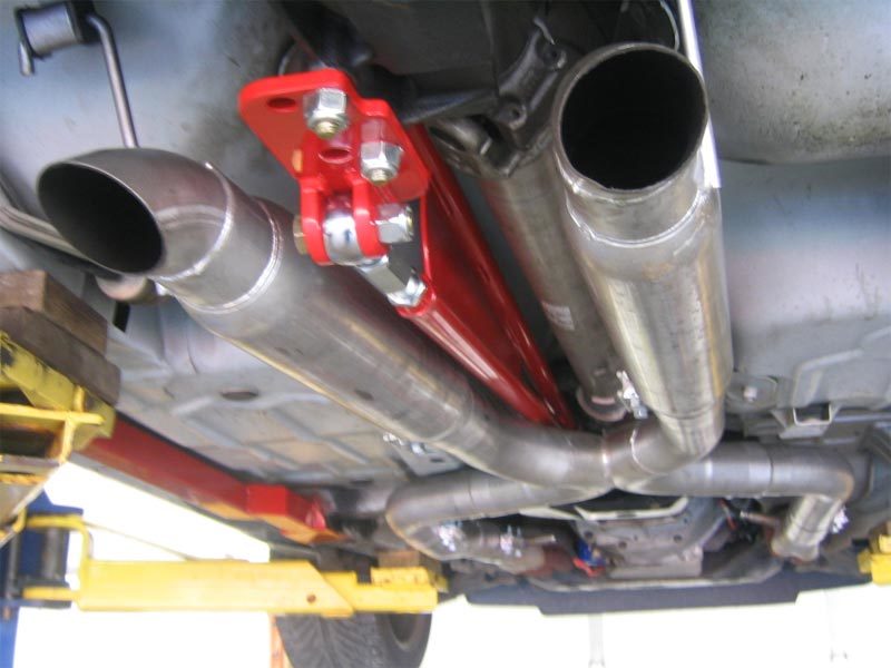 Bras de couple réglable monté sur la transmission GM F-Body UMI Performance 82-02