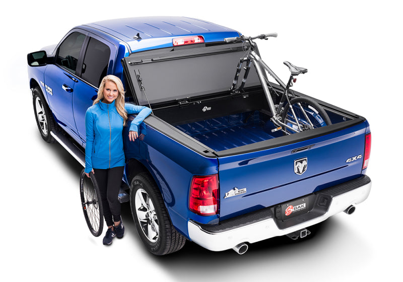 Dodge Ram 1500 BAK 09-18 (Classic 19-20 uniquement) 5 pieds 7 pouces (avec boîte Ram) BAKFlip MX4 finition mate