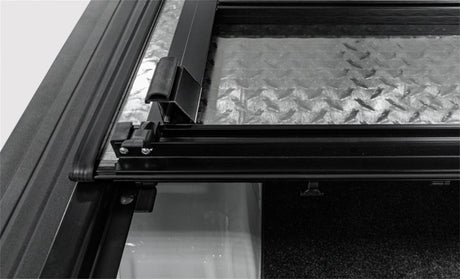 Couvercle à trois volets Access LOMAX Rail divisé en uréthane noir 19+ Ram 1500 - Plateau de 6 pi 4 po (sans RamBox)