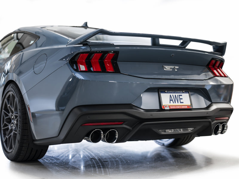 Échappement AWE 2024 Ford Mustang GT Fastback S650 RWD SwitchPath Catback avec quatre embouts chromés argentés