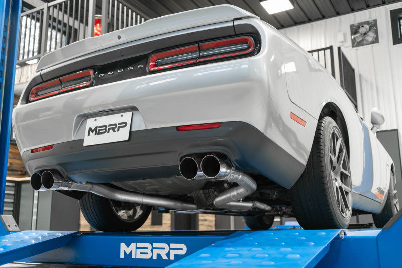 MBRP 15-16 Dodge Challenger 5.7L HEMI SS 3 pouces Quad Split Sortie arrière avec embouts en fibre de carbone - T304