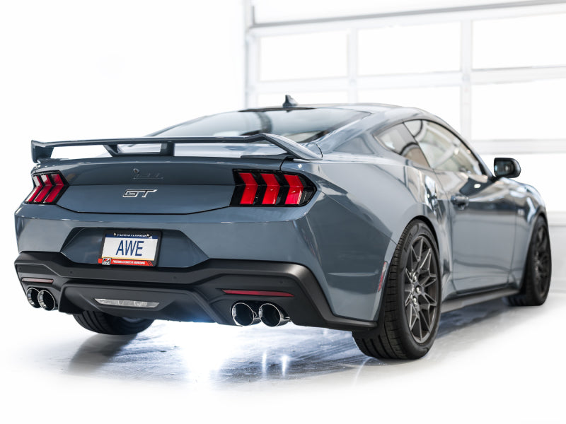 Échappement AWE 2024 Ford Mustang GT Fastback S650 RWD SwitchPath Catback avec quatre embouts chromés argentés