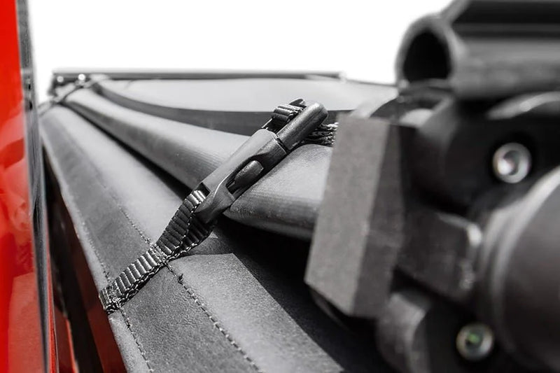 Housse de protection souple pour benne à trois volets Rough Country de 6 pi 10 po | Ford F-250/F-350 Super Duty (17-24)