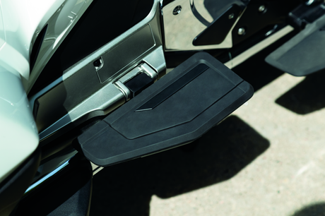 Planches de marche passagers Kuryakyn Omni Transformer noires