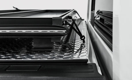 Couvercle à trois volets Access LOMAX Rail divisé en uréthane noir 19+ Ram 1500 - Plateau de 6 pi 4 po (sans RamBox)