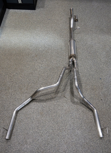 MBRP 21-24 Chevrolet Surburban XL 5,3 L 3 po aluminisé 2,5 po double catalyseur en fibre de carbone divisé