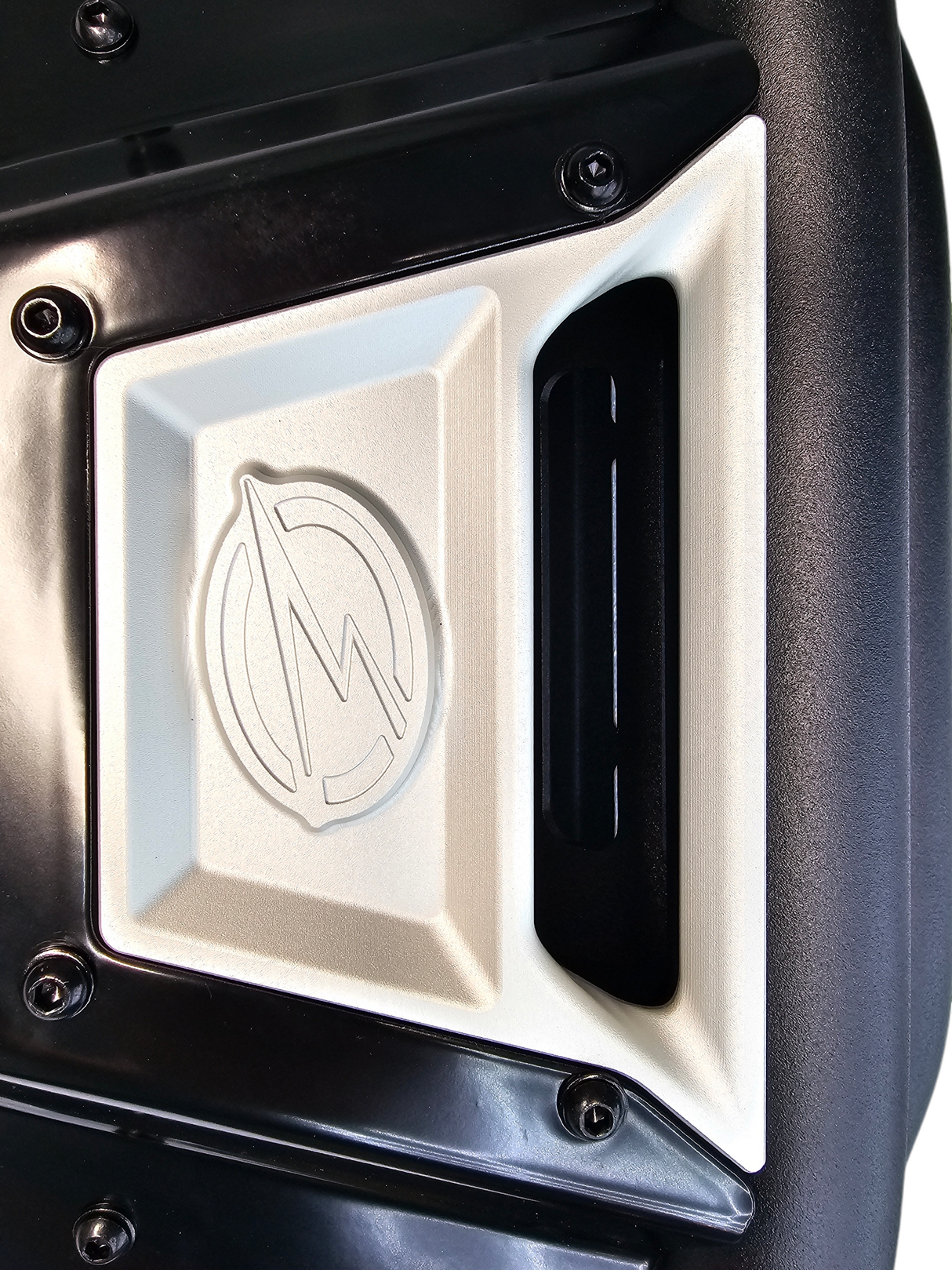2024 + Can-Am Maverick R Amp front winch bumper www.elektricoffroad.com