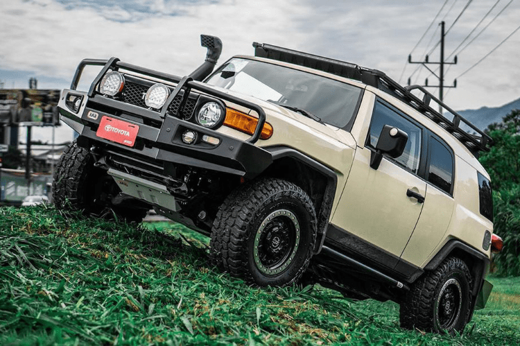 ARB 3420210B Toyota FJ Cruiser 2007-2014 Deluxe Front Bumper Winch Ready with Grille Guard, Black Powder Coat Finish