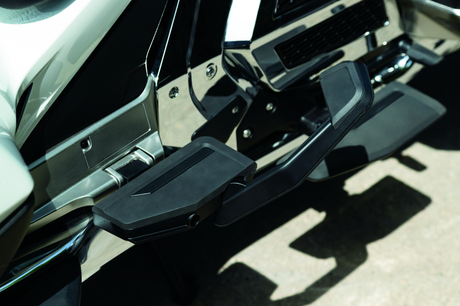 Planches de marche passagers Kuryakyn Omni Transformer noires