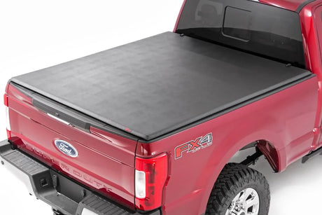 Housse de protection souple pour benne à trois volets Rough Country de 6 pi 10 po | Ford F-250/F-350 Super Duty (17-24)