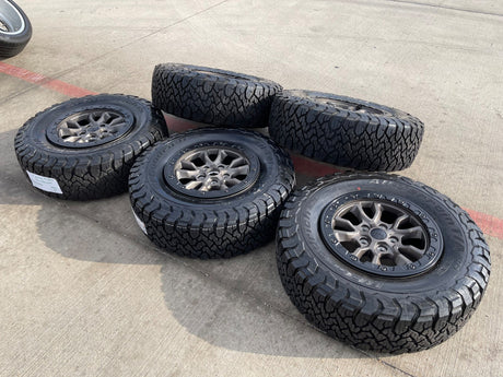 (5) 17" Jeep Wrangler 392 Gladiator OEM 9304 95240 BEADLOCK wheels rims NEW BFG Texas Truck Tire