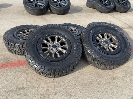 (5) 17" Jeep Wrangler 392 Gladiator OEM 9304 95240 BEADLOCK wheels rims Texas Truck Tire