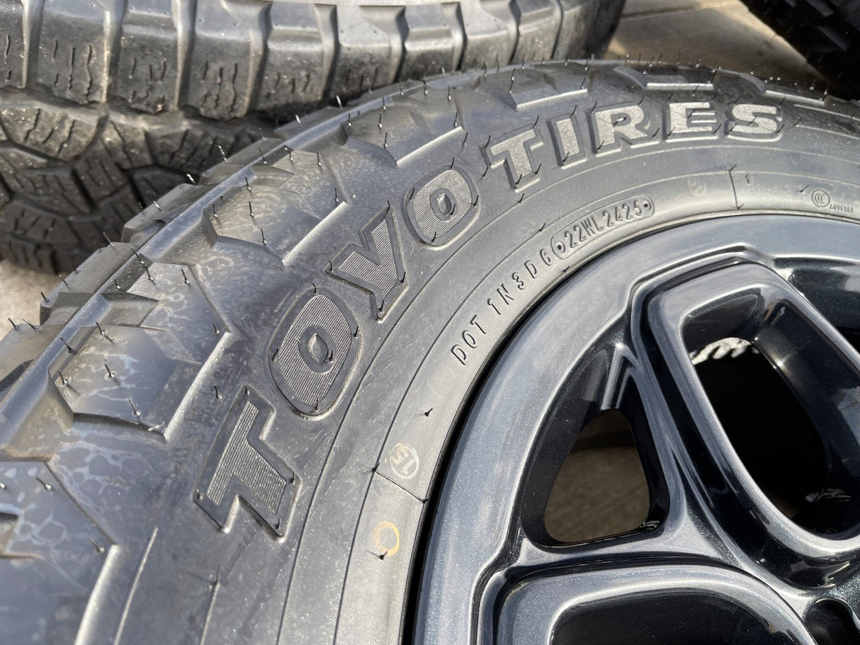 (5) 18" AEV SALTA GMC Sierra AT4X Chevy Silverado OEM rims wheels TOYO A/T3 Texas Truck Tire