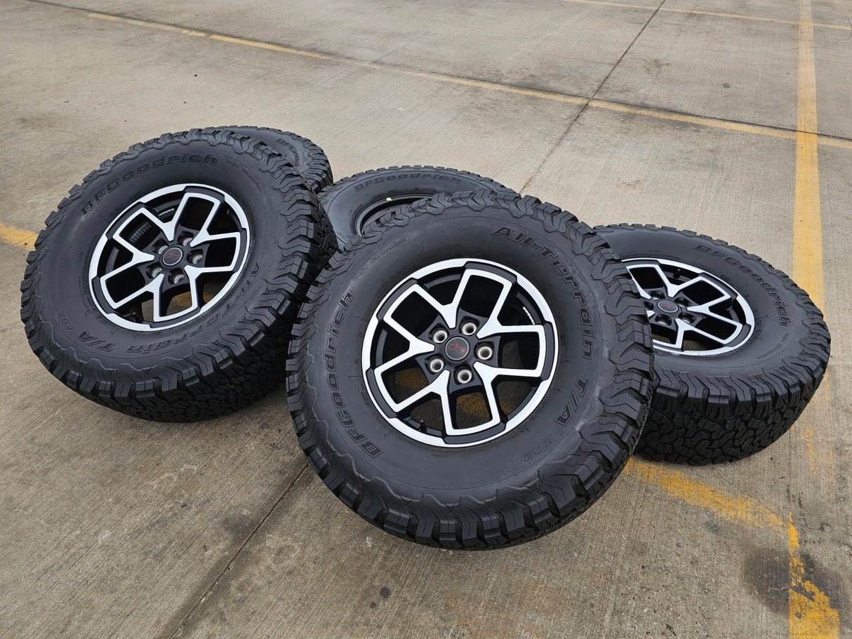 17" Jeep Wrangler Rubicon OEM 95730 9327 wheels rims Gladiator BFG KO2 A/T 35" Texas Truck Tire