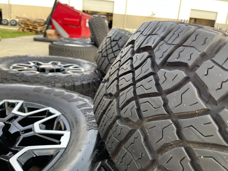 18" GMC Sierra AT4X Chevy Trail Boss 2500 OEM 14136 wheels rims GOODYEAR 35" Texas Truck Tire