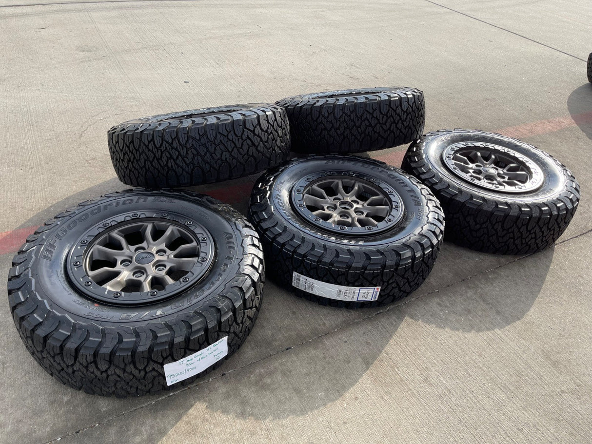 (5) 17" Jeep Wrangler 392 Gladiator OEM 9304 95240 BEADLOCK wheels rims Texas Truck Tire