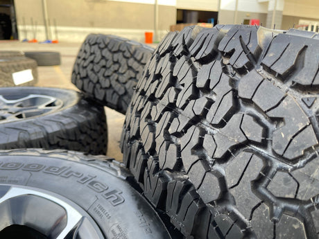 17" Jeep Wrangler Rubicon OEM wheels rims Gladiator 96832 9282 BFG KO2 A/T NEW Texas Truck Tire