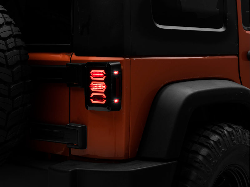 Feux arrière à LED Raxiom 07-18 Jeep Wrangler JK - Boîtier noir (lentille fumée)