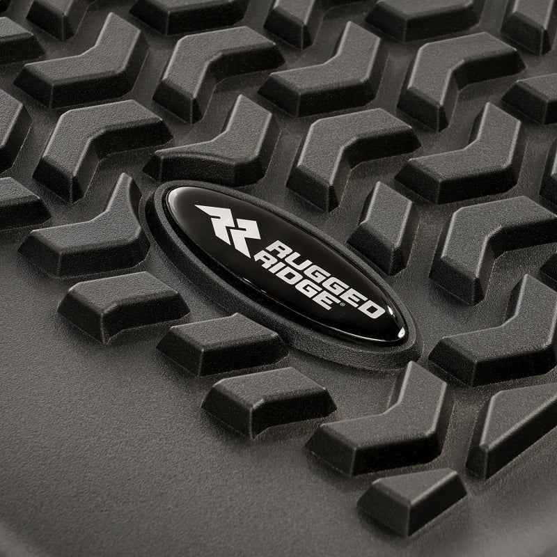 Revêtement de plancher arrière Rugged Ridge noir pour Chevy Silverado Crew 2020