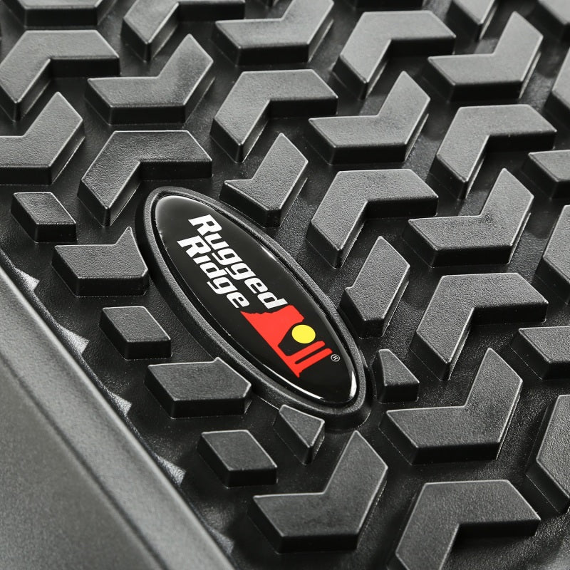 Revêtement de plancher avant Rugged Ridge noir pour Jeep Wrangler Unlimited JK 4 portes 2007-2018
