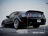 Feux arrière Raxiom 05-09 Ford Mustang Coyote - Boîtier noir (lentille fumée)