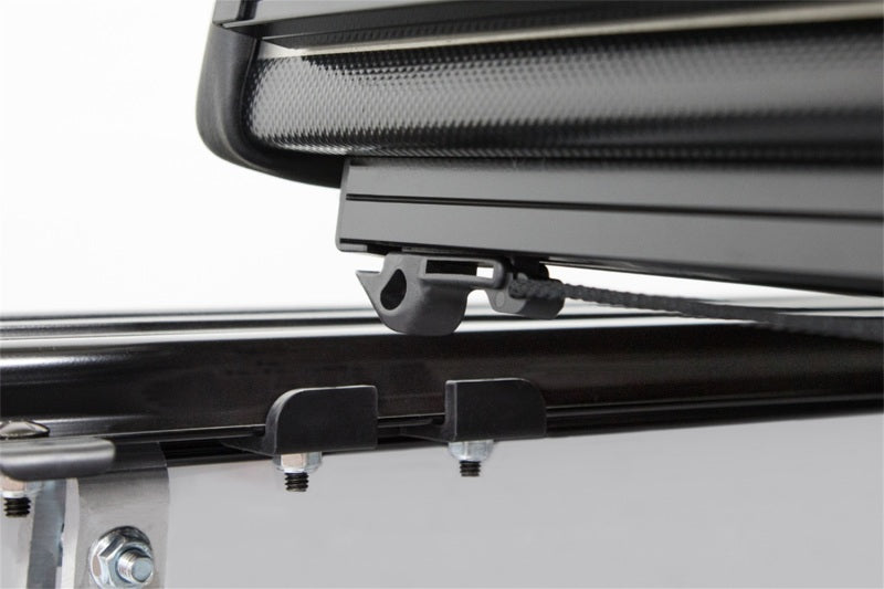 Housse de protection à trois volets Access LOMAX Pro Series pour Toyota Tundra 07-19, caisse de 5 pi 6 po - Blk Diamond Mist