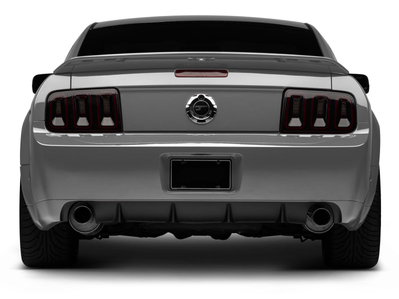 Feux arrière Raxiom 05-09 Ford Mustang Gen5 - Boîtier noir (lentille fumée)