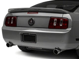Feux arrière Raxiom 05-09 Ford Mustang Coyote - Boîtier noir (lentille fumée)