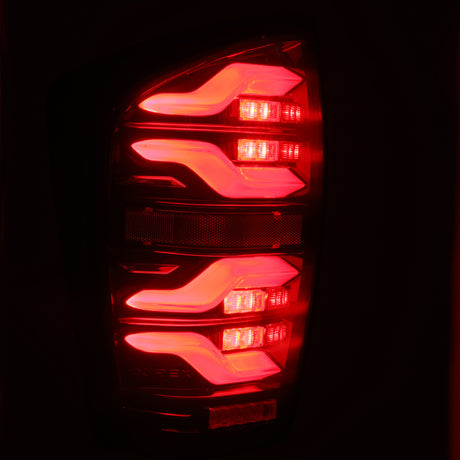 Feux arrière à LED AlphaRex 16-21 Toyota Tacoma LUXX noir/rouge avec lumière active/signal séquentiel