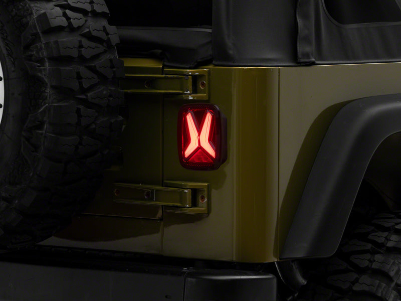 Feux arrière à LED Raxiom 76-06 Jeep CJ7 Wrangler YJ &amp; TJ Gladiator - Boîtier noir (lentille fumée)