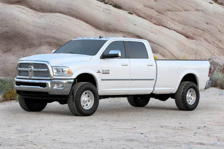Fabtech 13-18 Ram 3500 4WD avec bras de rayon d'usine Kit Spcr de bobine de 2,5 pouces avec amortisseurs de performance