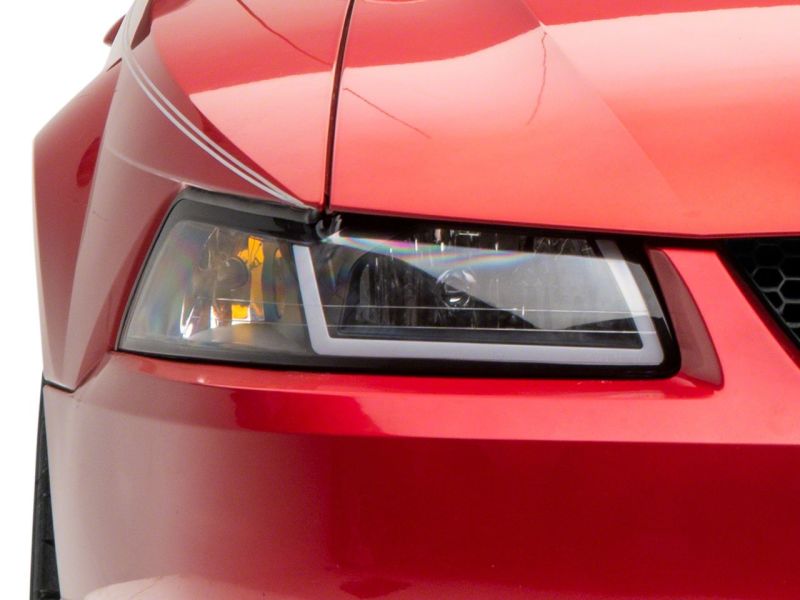 Phares Raxiom 99-04 Ford Mustang Axial Series avec barre LED séquentielle - Boîtier noir (lentille transparente)