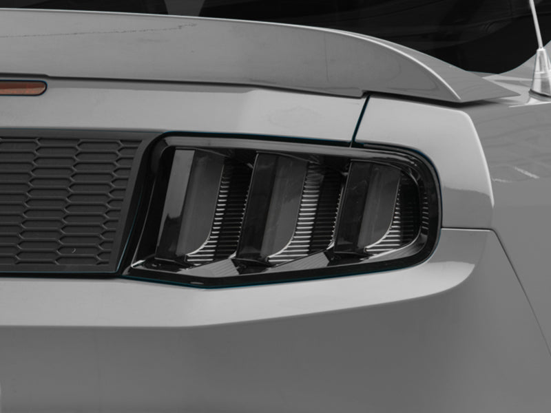 Feux arrière à LED Raxiom 10-12 Ford Mustang Vector V2 - Boîtier noir brillant (lentille transparente)