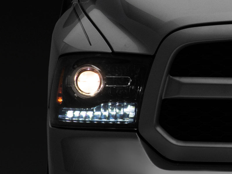 Phares à LED Raxiom 09-18 Dodge RAM 1500 Halo avec clignotants à bascule - Boîtier noir (lentille transparente)