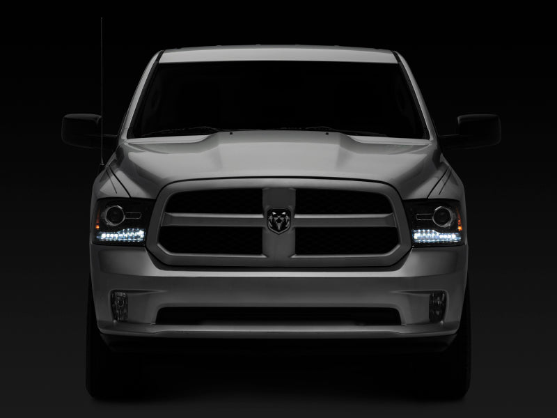 Phares à LED Raxiom 09-18 Dodge RAM 1500 Halo avec clignotants à bascule - Boîtier noir (lentille transparente)