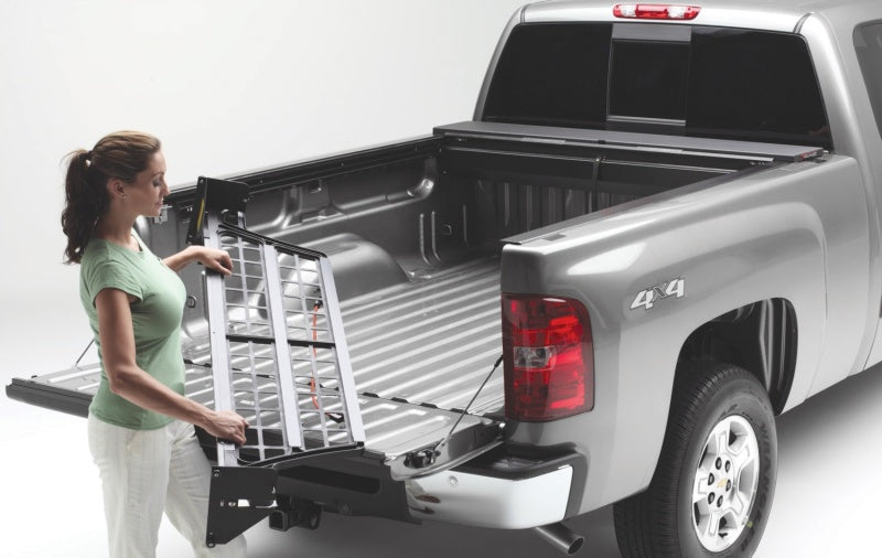 Roll-N-Lock 99-07 Chevy Silverado/Sierra w/ OE Rail Caps SB 77-3/4in Cargo Manager