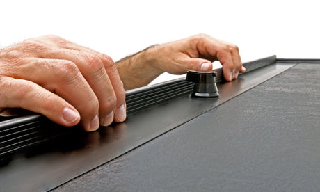 Couvre-caisse rétractable Roll-N-Lock 16-18 Nissan Titan Crew Cab XSB 65-3/8 po Série M