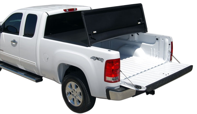 Tonno Pro 04-15 Nissan Titan 6,7 pieds (avec kit de chenilles utilitaires 42-498) Couvre-tonneau pliable en trois parties Tonno Fold