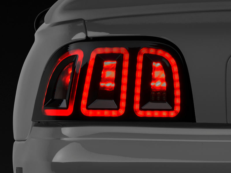 Feux arrière à LED Raxiom 96-98 Ford Mustang Icon - Boîtier noir (lentille fumée)