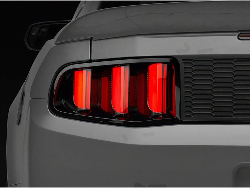 Feux arrière à LED Raxiom 10-12 Ford Mustang Vector V2 - Boîtier noir brillant (lentille transparente)