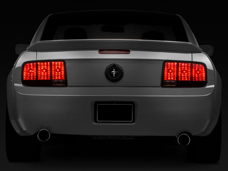 Feux arrière Raxiom 05-09 Ford Mustang - Boîtier noir (lentille fumée)