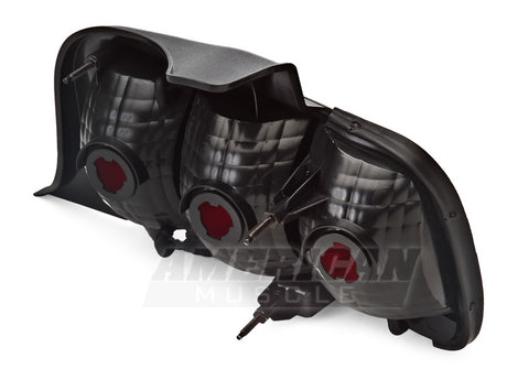 Feux arrière Raxiom 05-09 Ford Mustang - Boîtier noir (lentille fumée)