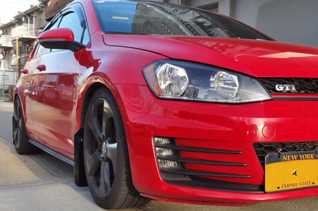 Bavette garde-boue rouge UR Rally Armor 15-21 VW Golf/GTI/TSI avec logo blanc