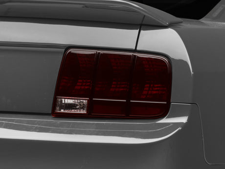 Feux arrière Raxiom 05-09 Ford Mustang - Boîtier noir (lentille fumée)